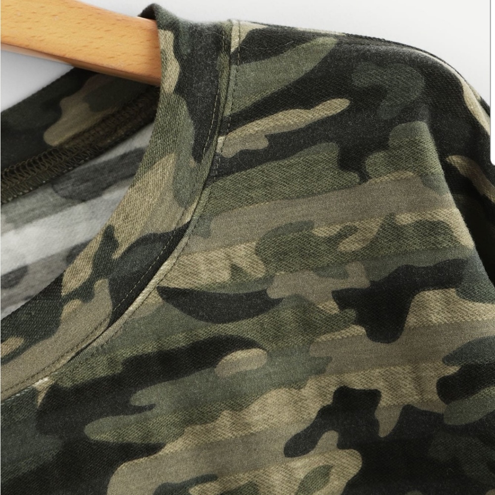 1 left Last Chance-Kangaroo Pocket Camo Pullover - Picture 3 of 5